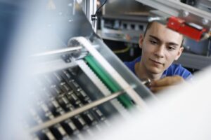 Paper People Precision. Hunkeler Polymechaniker im Einsatz.