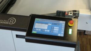 Display with speed indicator of Cutter CS8.