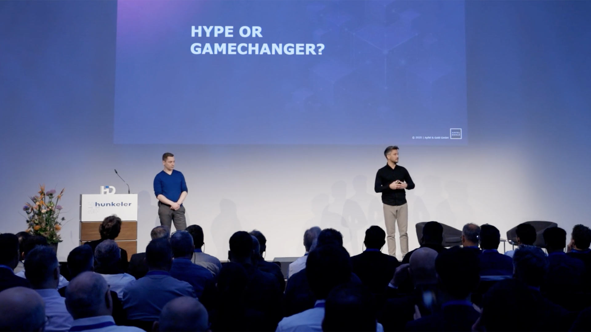 Keynote Speech Blockchain Dimitri Tirez und Christian Busse.