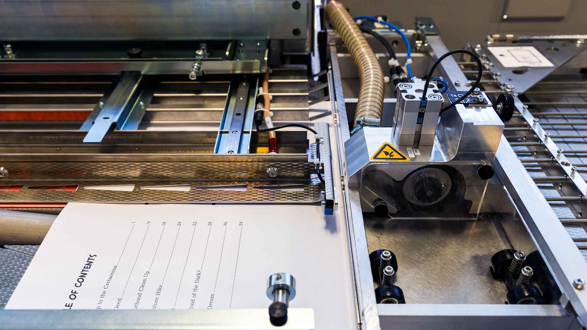 Perforation wheel in the Starbook Sheetfolder from the front.