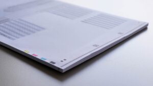 Geleimter Papierstapel Nahaufnahme.