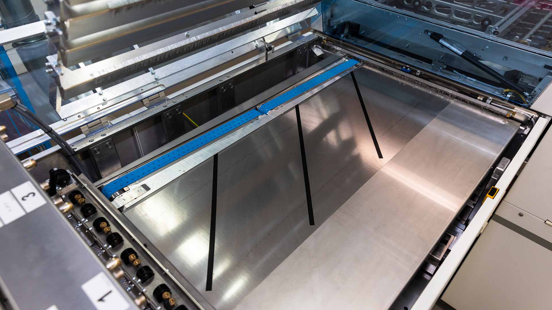 Vacuum belt transport in DMP.